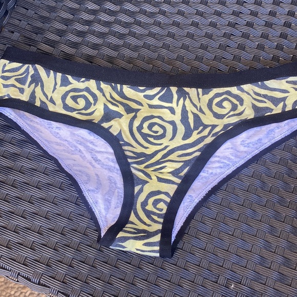 4 pack brand new panties size medium with lace and fun prints - Picture 5 of 5